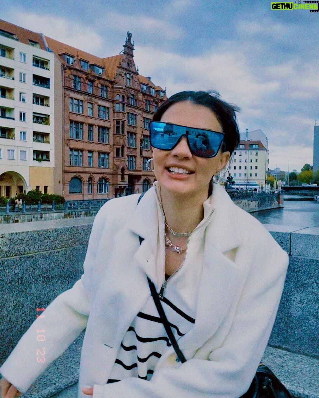 Burcu Özberk Instagram - Berlin🤘🏻 Rathausbrücke (Berlin)