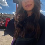 Burcu Özberk Instagram - Geç gelen mezuniyet.😍 Zamanında yolumuza taş koydular ama çiçeklerle alkışlanarak mezun oldum bugün 🌸🙏🏻🤍 Bu süreçte yanımda olan Rektörümüze, Müdürlüğümüze, Hep yanımda olan canım hocalarıma, bölüm başkanımıza bir kez daha teşekkür ederim🌼 Üniversite okurken çalışmaya başladım ve diplomamı alabilmek hep hayalimdi. Bir hayalim daha gerçekleşti🔮 Hacettepe Üniversitesi Ankara Devlet Konservatuar’ından mezun olduğum için çoook mutluyum 🤍 Hacettepe Universitesi Beytepe Kampusu
