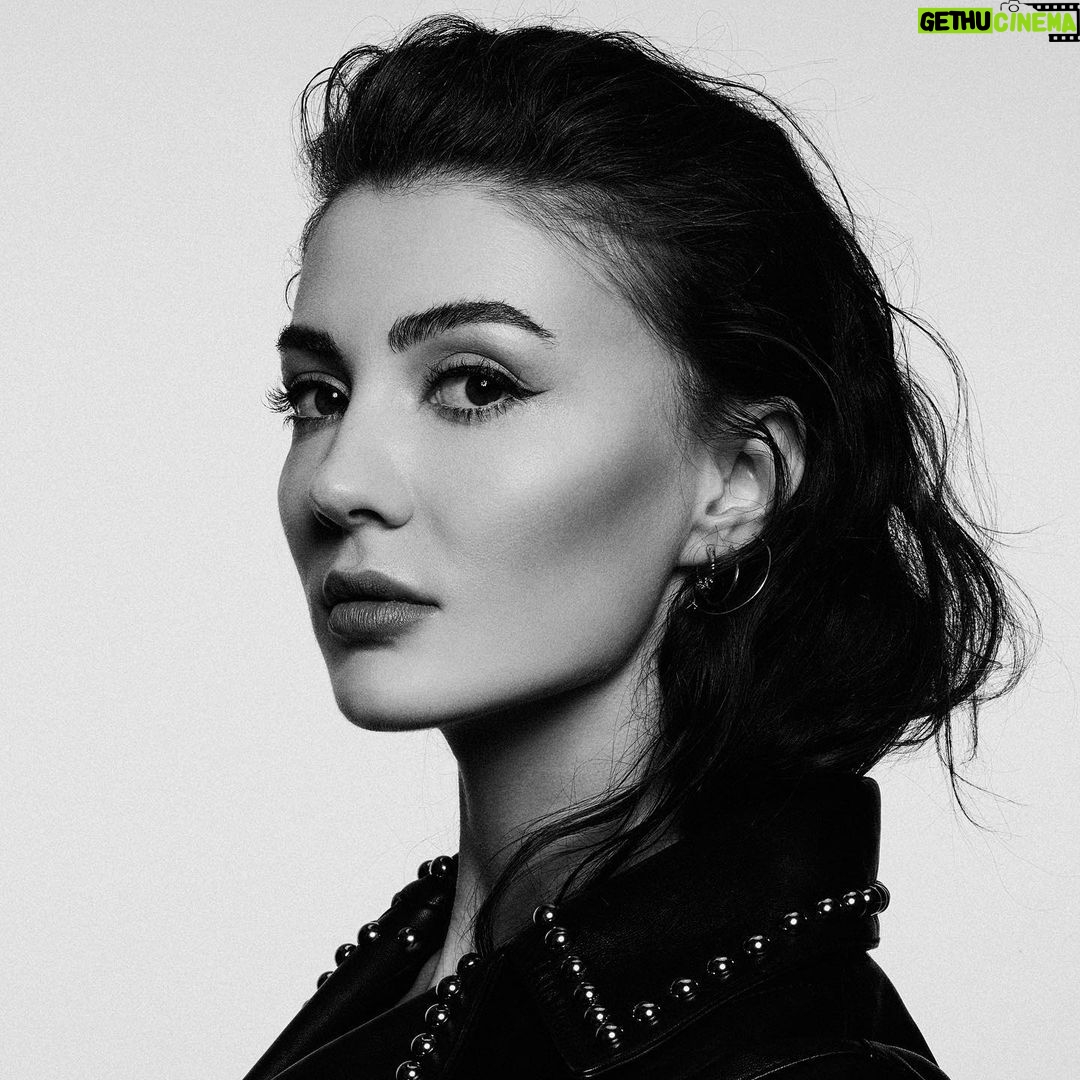 Burcu Özberk Instagram - Sene 2017-2019 arası 🖤🥲