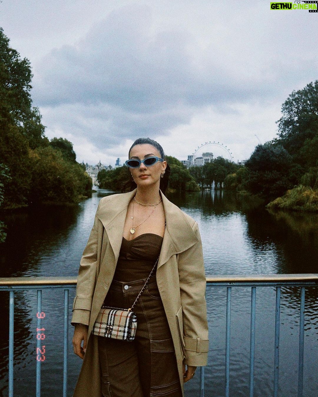 Burcu Özberk Instagram - 🖤 St James's Park