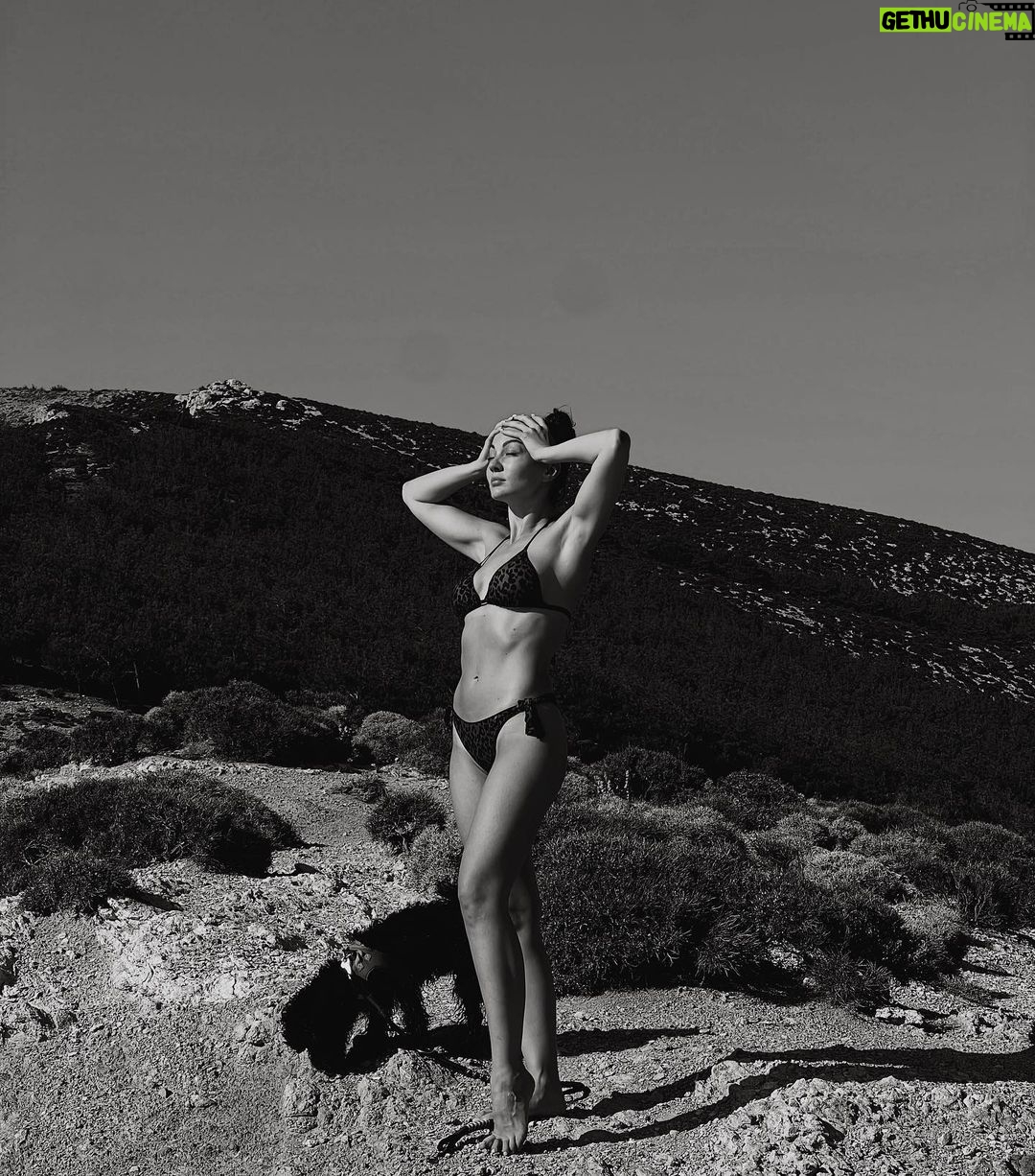 Burcu Özberk Instagram - İyi gelmez mi hiç deniz havası? 🖤 #tbt