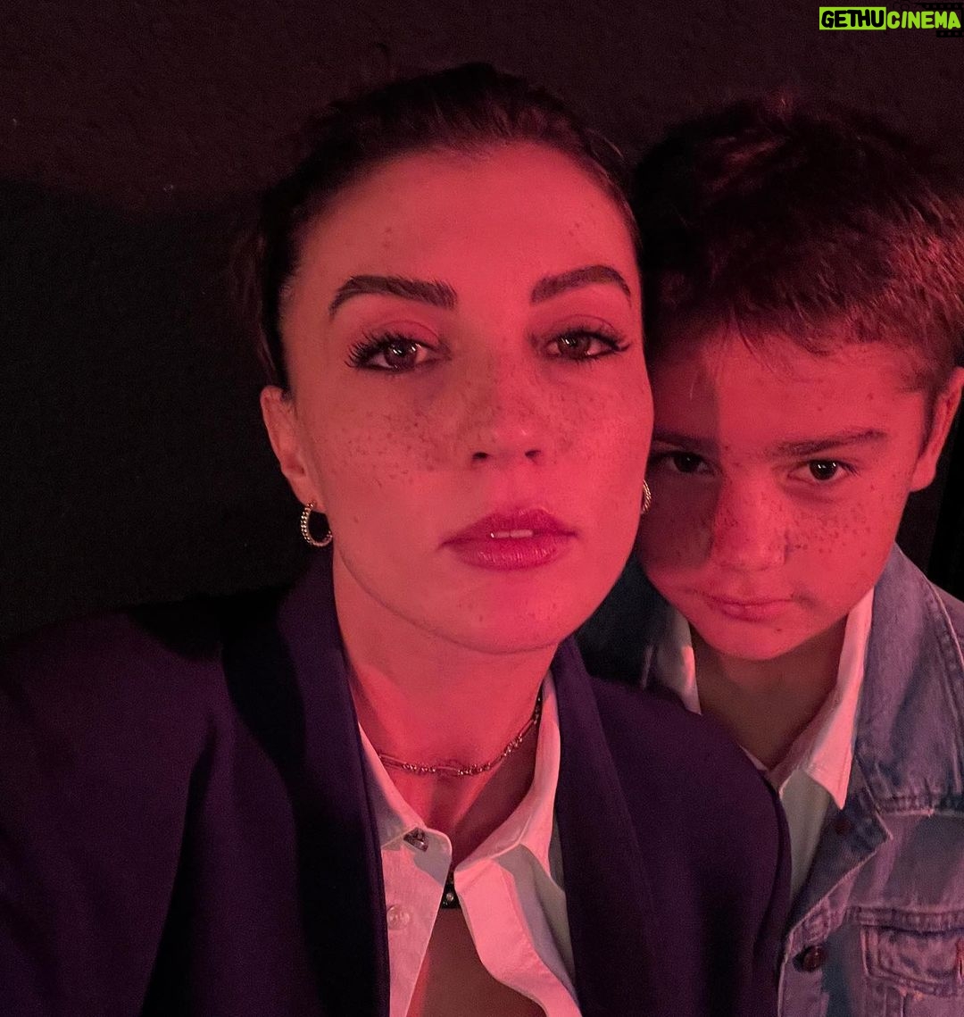 Burcu Özberk Instagram - Bugün Can’ın doğum günü 🎇 Hayatımda olduğun için mutluluğumu anlatmaya kelimeler yetmez🤍 Gözlerin parlasın diye her zaman yanında olacağım. Söz veriyorum ✨ Video bizim özetimiz🫢