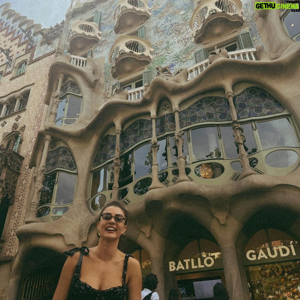 Burcu Özberk Instagram - Barcelona Barcelona 😍 #spain