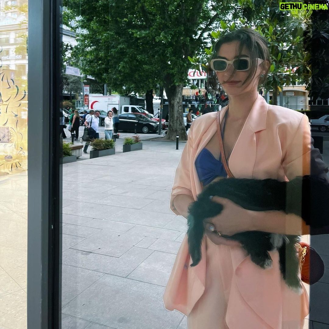 Burcu Özberk Instagram - Çocuklarla güzel bir pazar🌸🖤😍