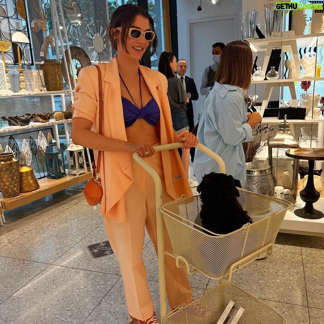 Burcu Özberk Instagram - Çocuklarla güzel bir pazar🌸🖤😍