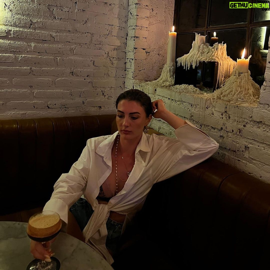Burcu Özberk Instagram - Son akşam kokteyliydi🖤