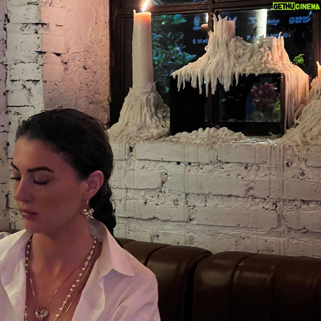 Burcu Özberk Instagram - Son akşam kokteyliydi🖤