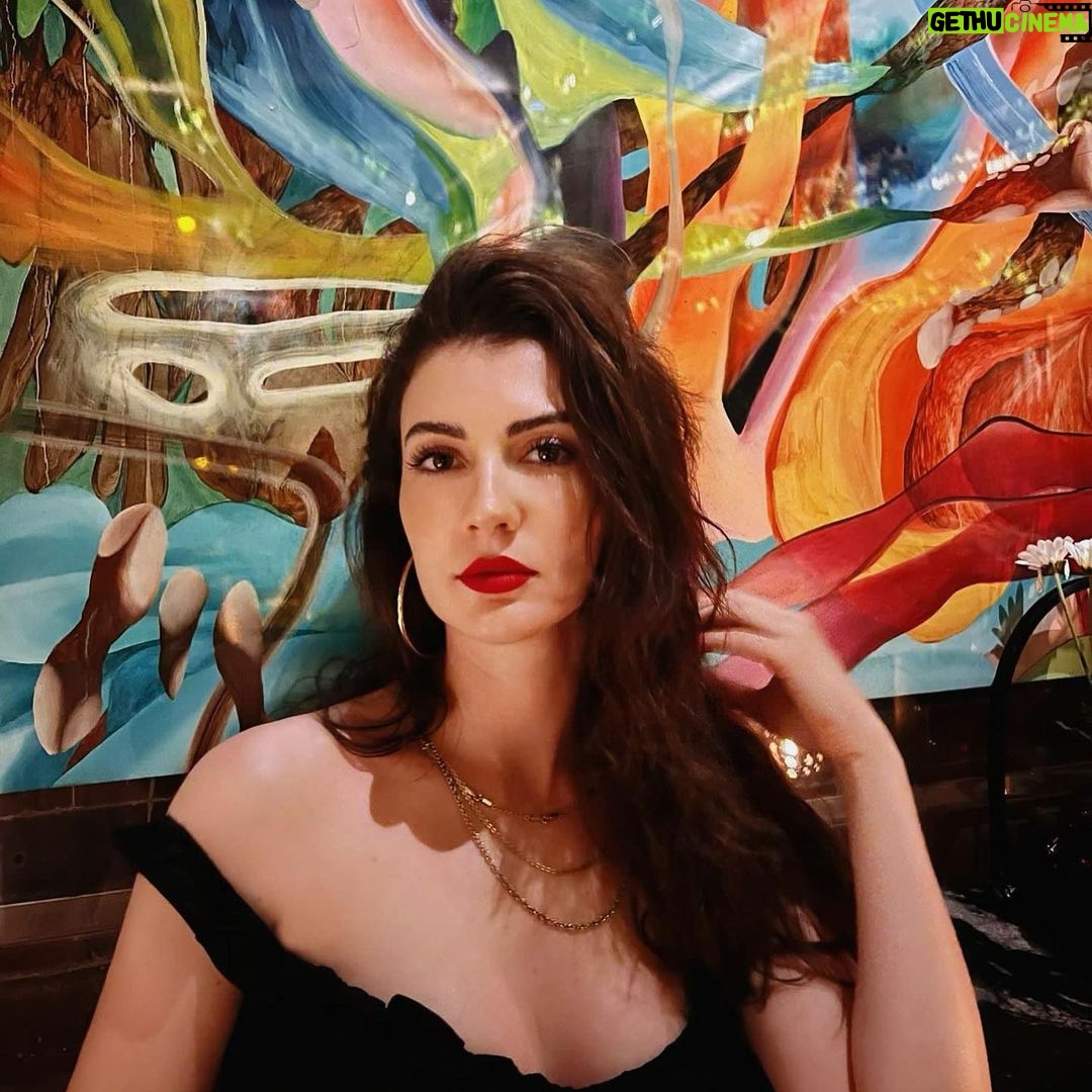 Burcu Özberk - 787.5K Likes - Renkler 😍