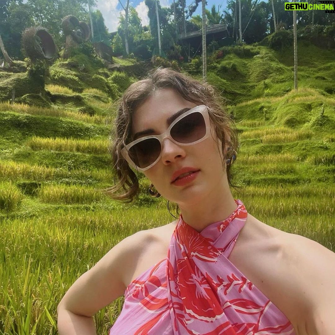 Burcu Özberk - 777.5K Likes - Yediğim içtiğim benim olsun gördüğüm yerler inanılmaz 🤍😅