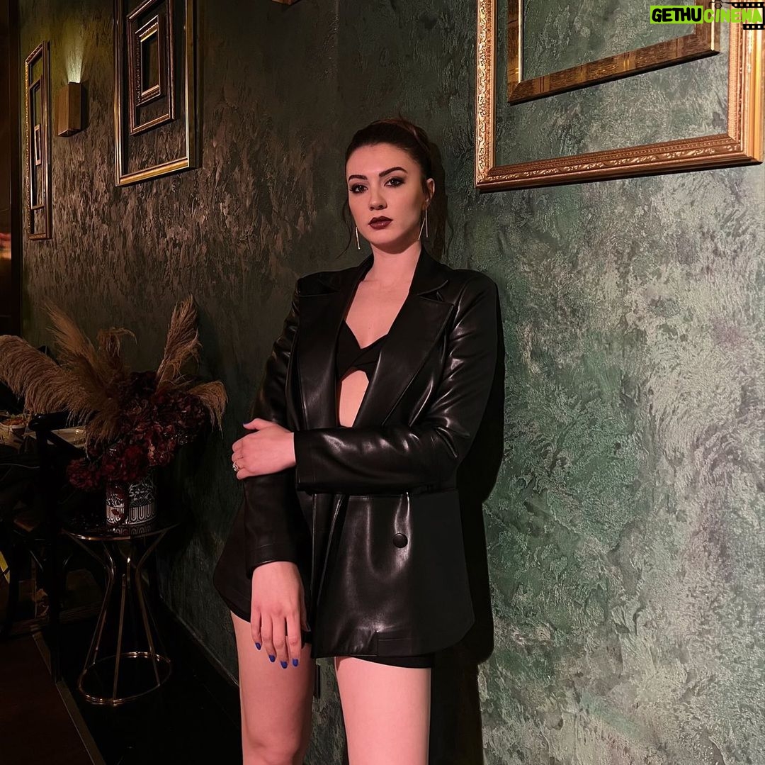 Burcu Özberk - 783K Likes -