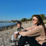 Burcu Özberk Instagram - Arkada “Hayat Sevince Güzel” çalıyor. 🤍