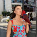 Burcu Özberk Instagram - Herkese iyi haftalar 👼🏻 Lucy🦜“Ben ne alaka?” 😅