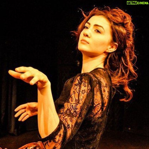 Burcu Özberk Instagram - 27 Mart Dünya Tiyatro Günü Kutlu Olsun!!! Sahneye çıkmanın hasretiyle tutuşanlara selam olsun🙏🏻
