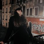 Burcu Özberk Instagram - “Venedik, bir kutu likörlü çikolatayı tek seferde yemek gibi bir şey” 🤍🤤