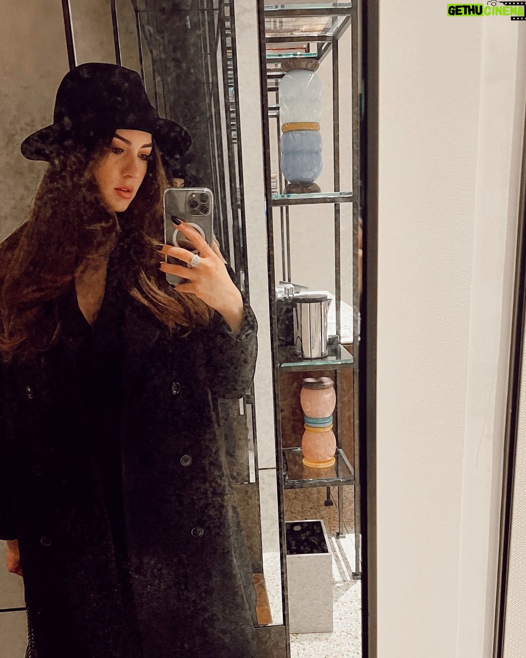 Burcu Özberk Instagram - “Venedik, bir kutu likörlü çikolatayı tek seferde yemek gibi bir şey” 🤍🤤