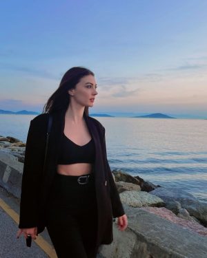 Burcu Özberk Instagram - Dolunay etkisi 🤍 🌕