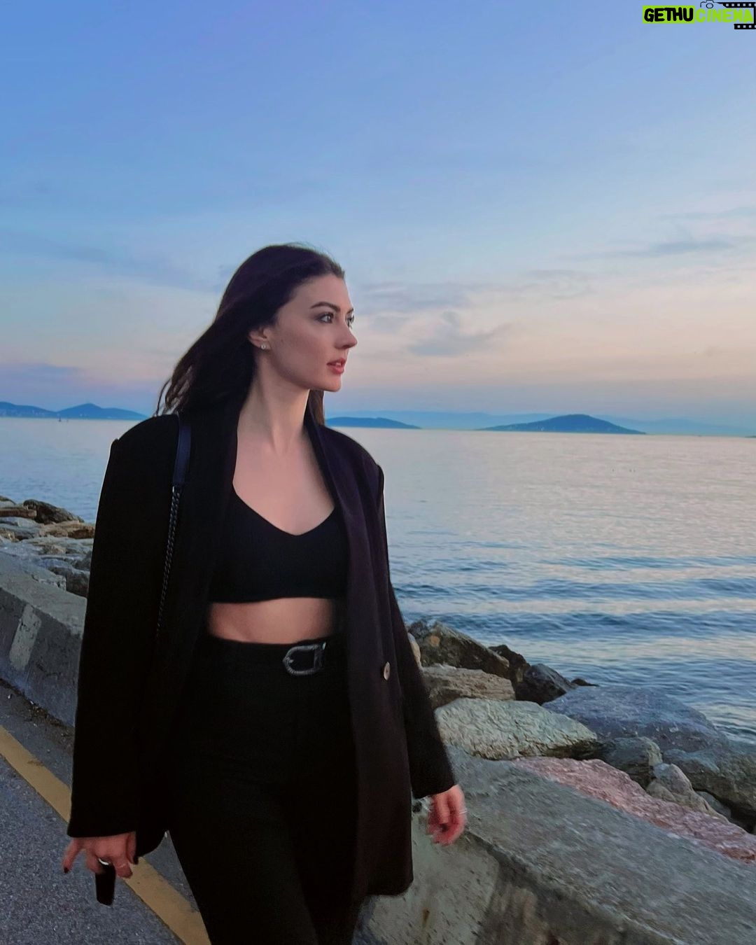 Burcu Özberk - 1 Million Likes - Dolunay etkisi 🤍 🌕