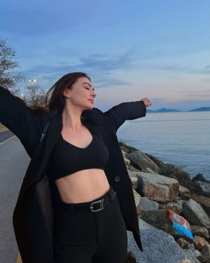 Burcu Özberk Instagram - Dolunay etkisi 🤍 🌕