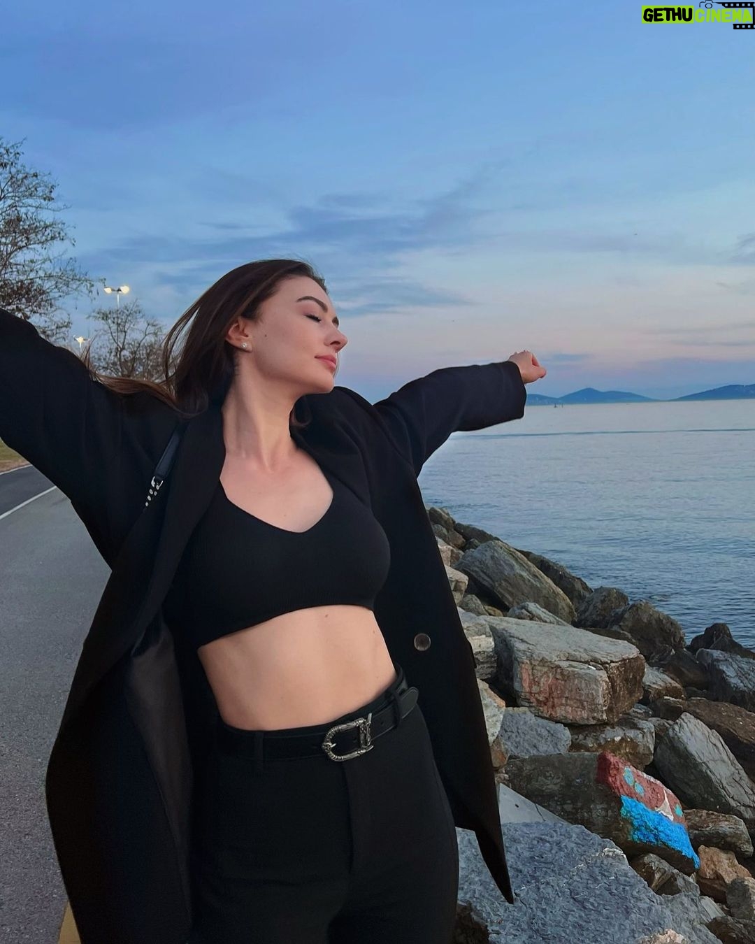 Burcu Özberk - 1 Million Likes - Dolunay etkisi 🤍 🌕