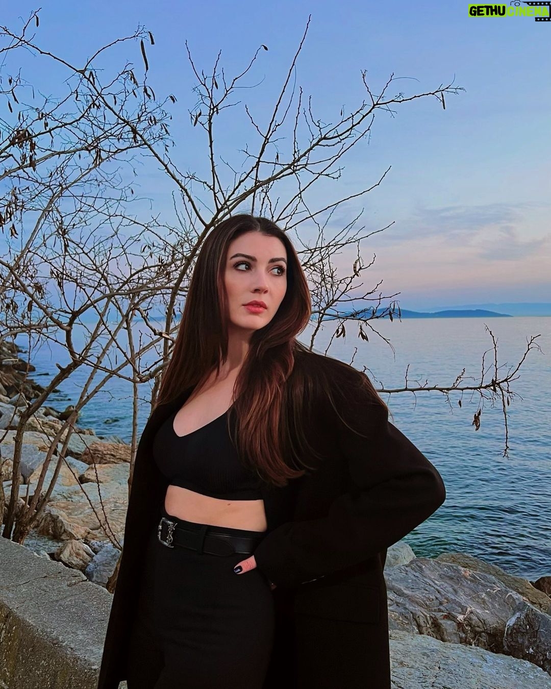 Burcu Özberk - 1 Million Likes - Dolunay etkisi 🤍 🌕