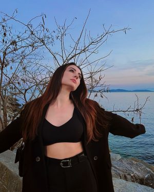 Burcu Özberk Instagram - Dolunay etkisi 🤍 🌕