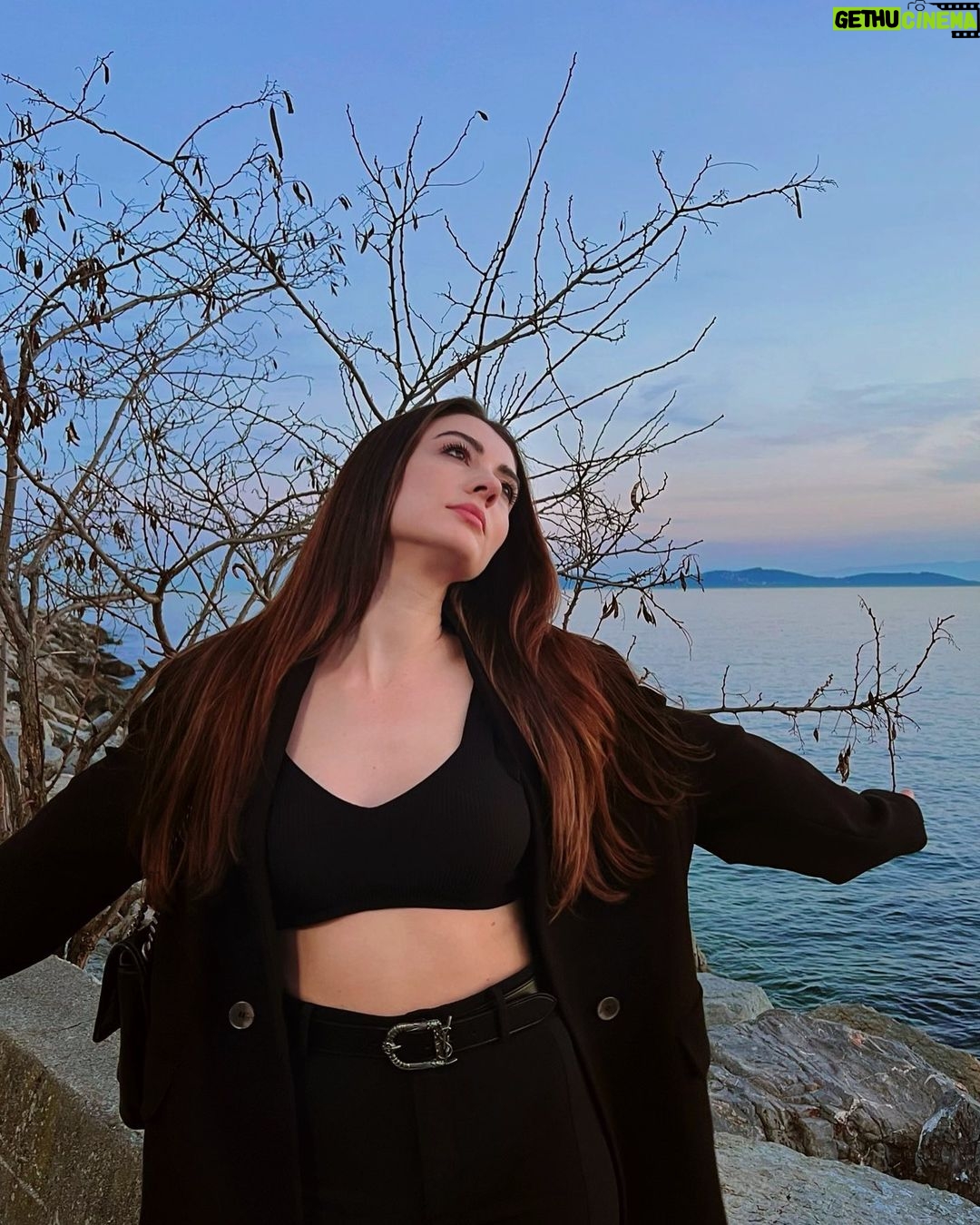 Burcu Özberk - 1 Million Likes - Dolunay etkisi 🤍 🌕