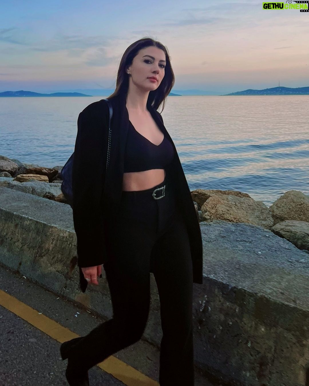 Burcu Özberk - 1 Million Likes - Dolunay etkisi 🤍 🌕