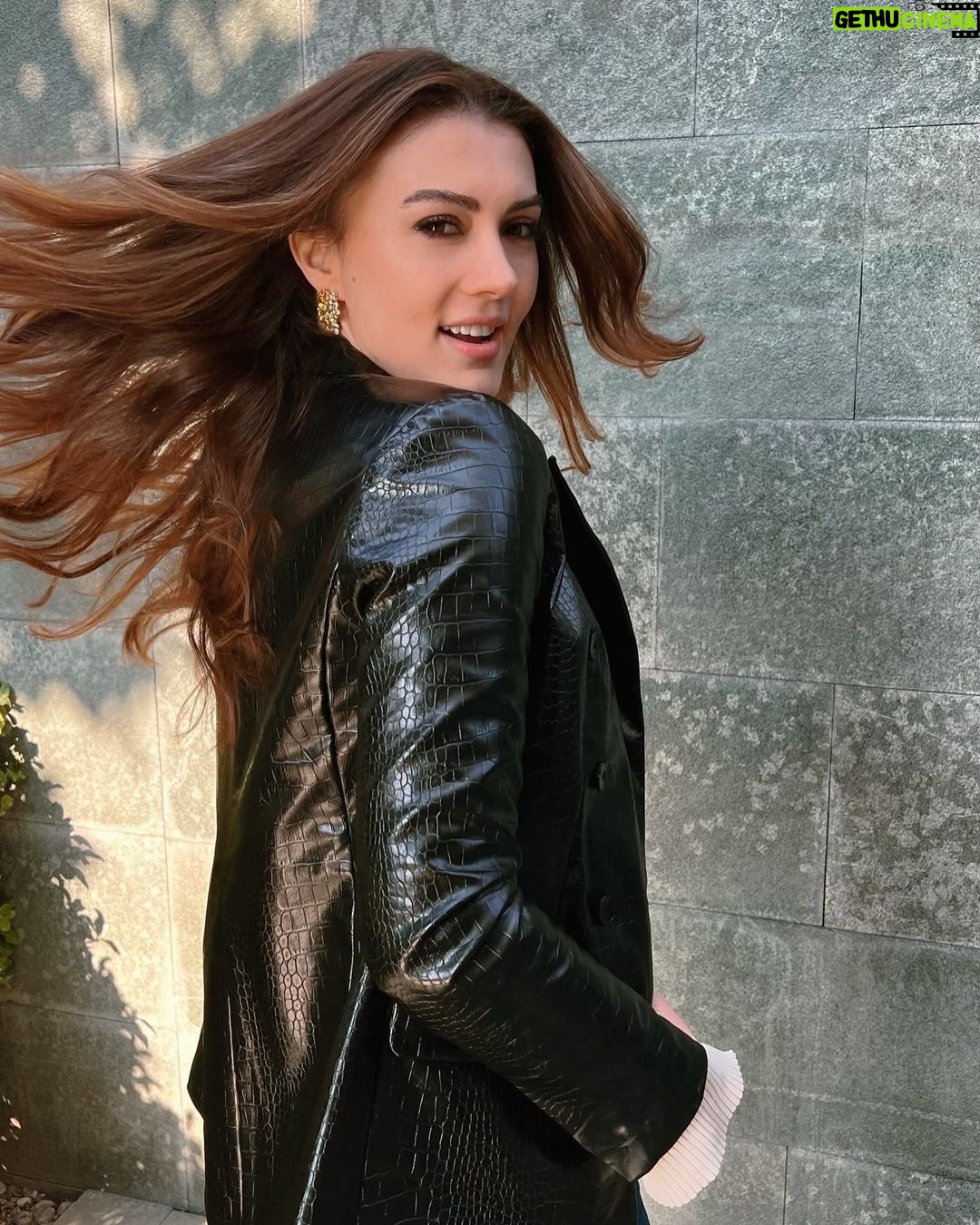 Burcu Özberk - 887.4K Likes - Saçlarını dağıtırsın, rüzgarlara bırakırsın
😅🤍😋