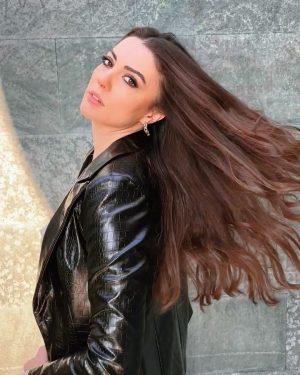 Burcu Özberk Instagram - Saçlarını dağıtırsın, rüzgarlara bırakırsın
😅🤍😋