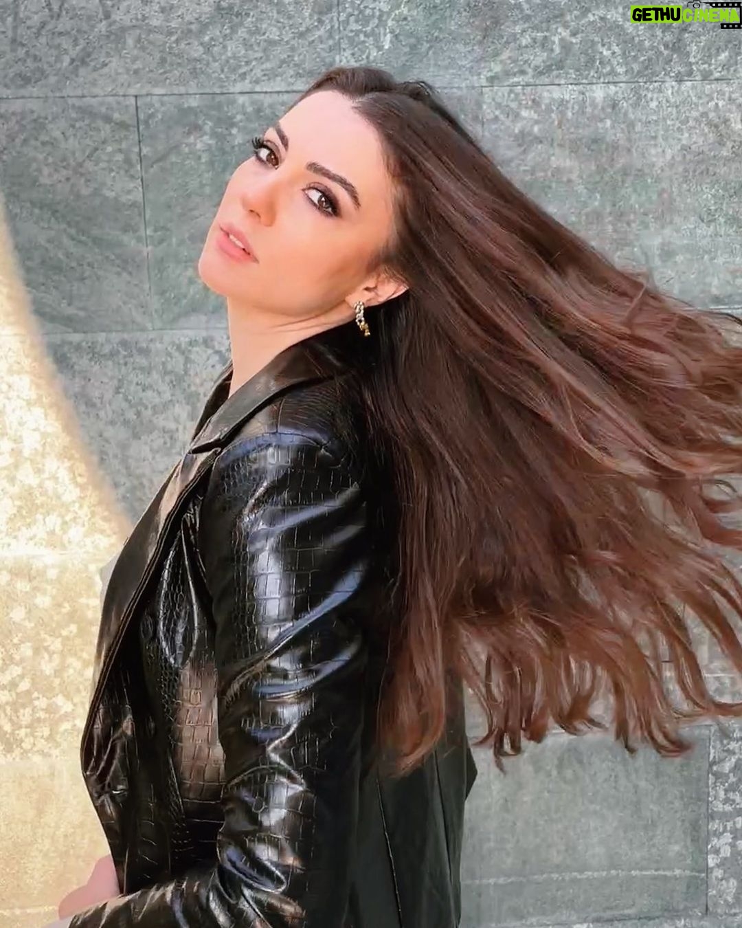Burcu Özberk - 887.4K Likes - Saçlarını dağıtırsın, rüzgarlara bırakırsın
😅🤍😋