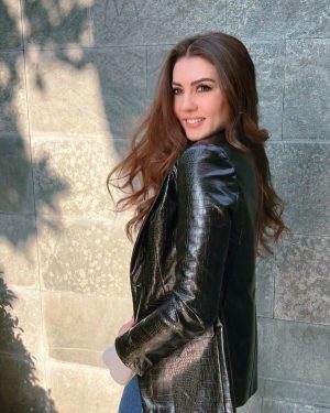 Burcu Özberk Instagram - Saçlarını dağıtırsın, rüzgarlara bırakırsın
😅🤍😋