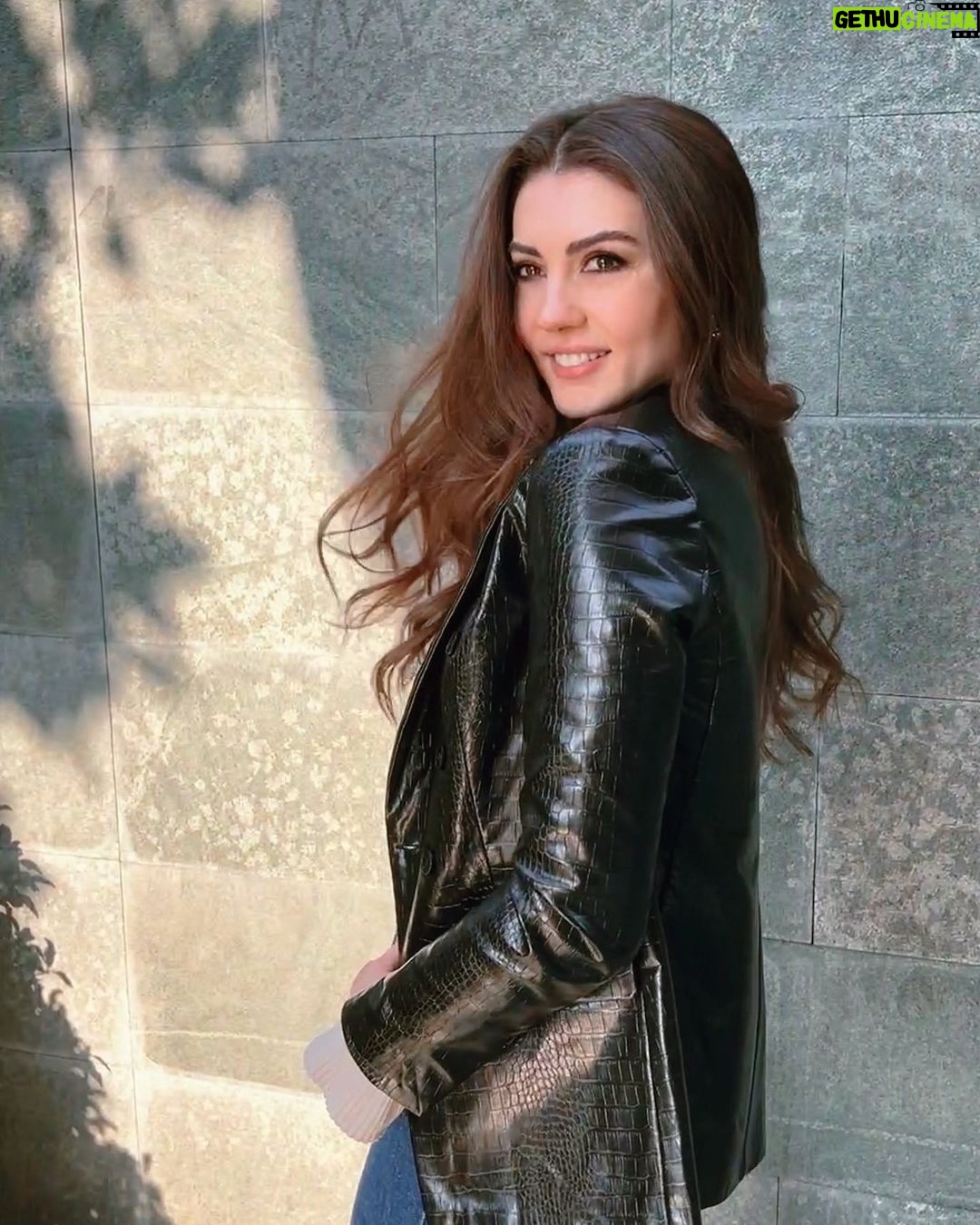 Burcu Özberk - 887.4K Likes - Saçlarını dağıtırsın, rüzgarlara bırakırsın
😅🤍😋