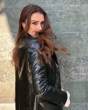 Burcu Özberk Instagram - Saçlarını dağıtırsın, rüzgarlara bırakırsın
😅🤍😋