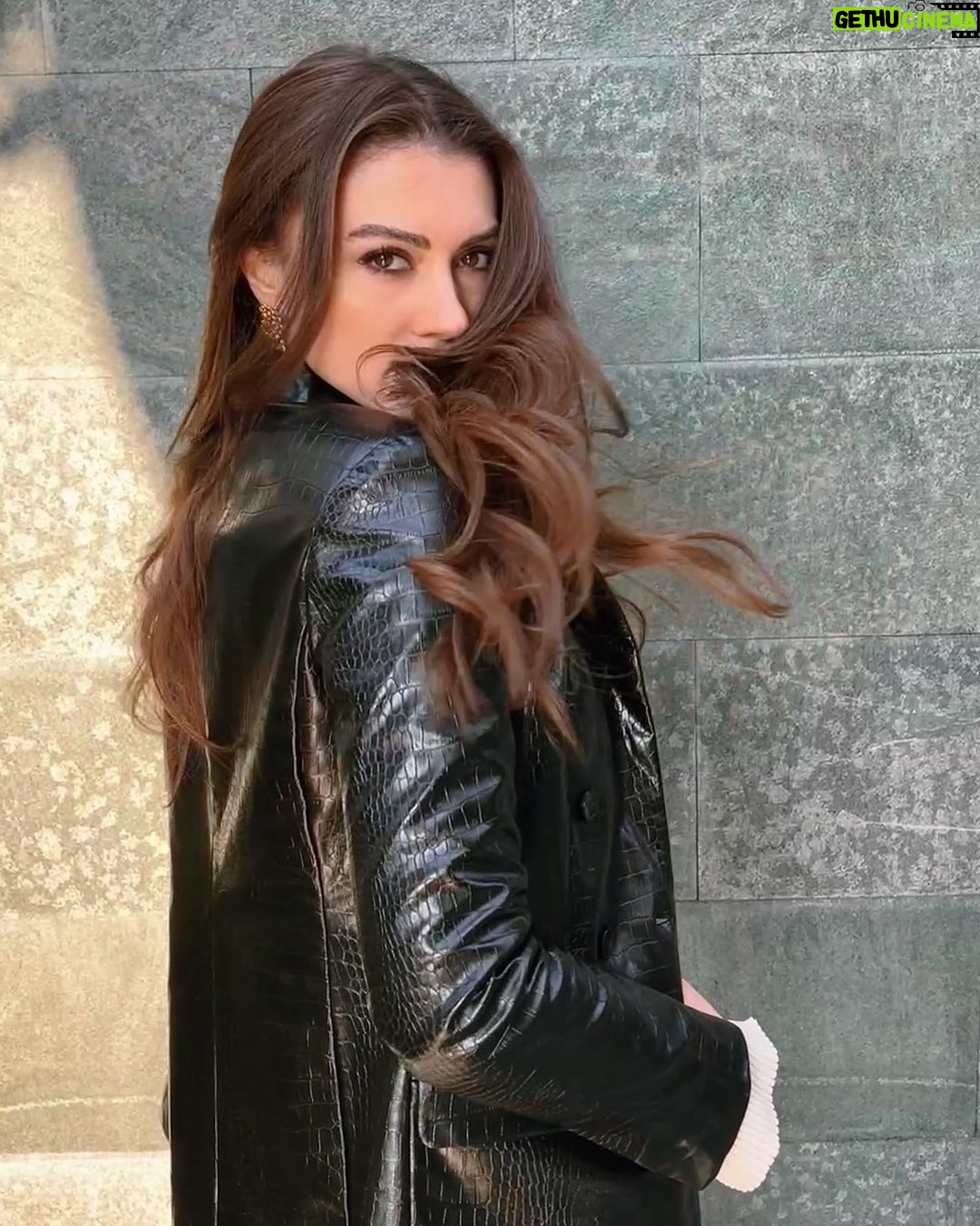 Burcu Özberk - 887.4K Likes - Saçlarını dağıtırsın, rüzgarlara bırakırsın
😅🤍😋