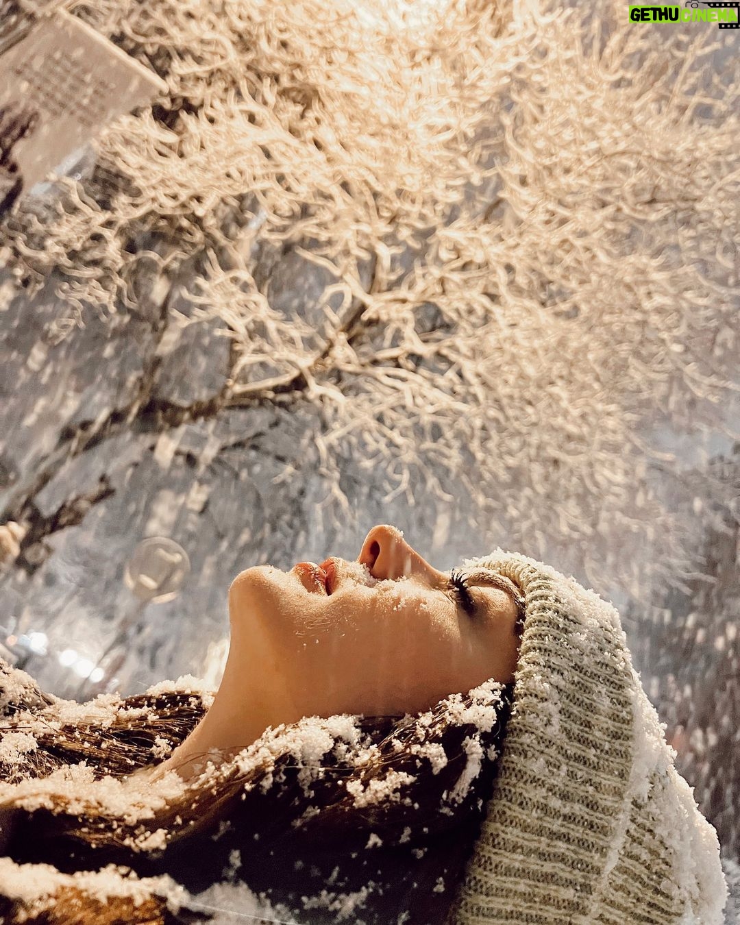 Burcu Özberk - 863.6K Likes - ❄️🤍❄️