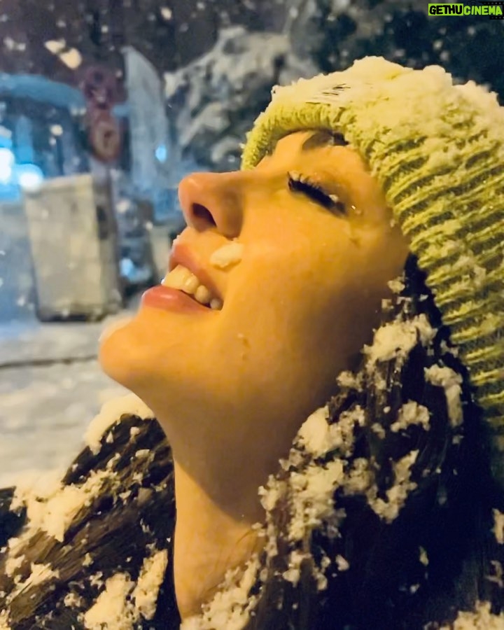 Burcu Özberk - 863.6K Likes - ❄️🤍❄️