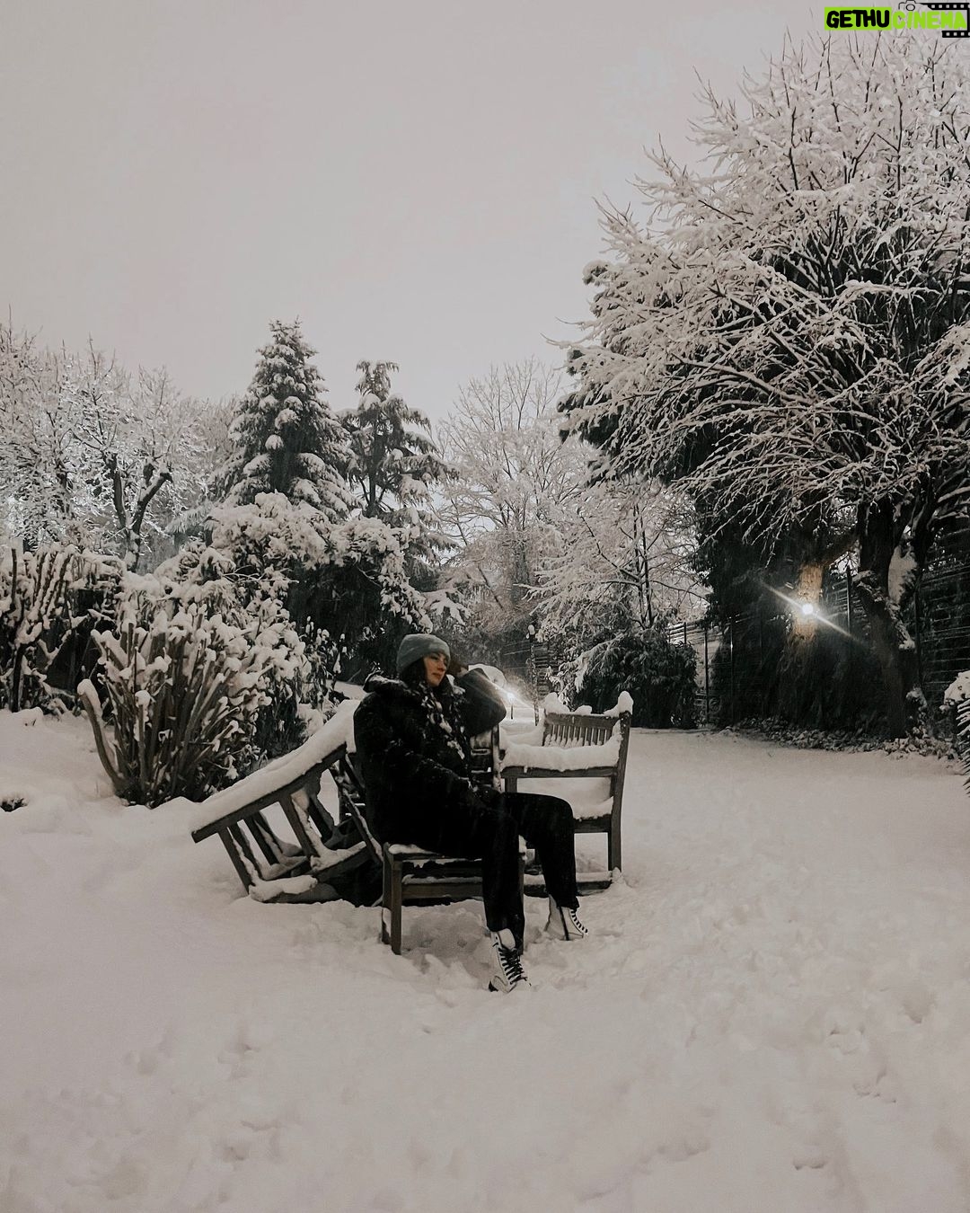 Burcu Özberk - 863.6K Likes - ❄️🤍❄️