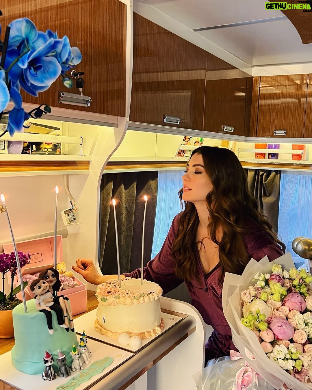 Burcu Özberk - 1 Million Likes - Bir yaş daha aldım🤍