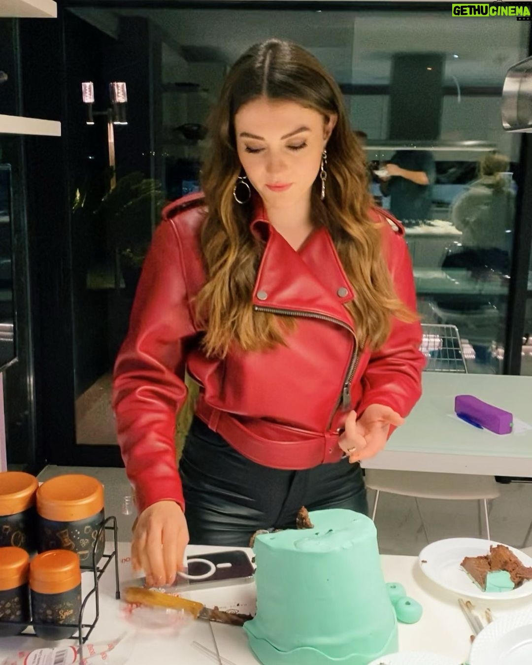 Burcu Özberk - 1 Million Likes - Bir yaş daha aldım🤍