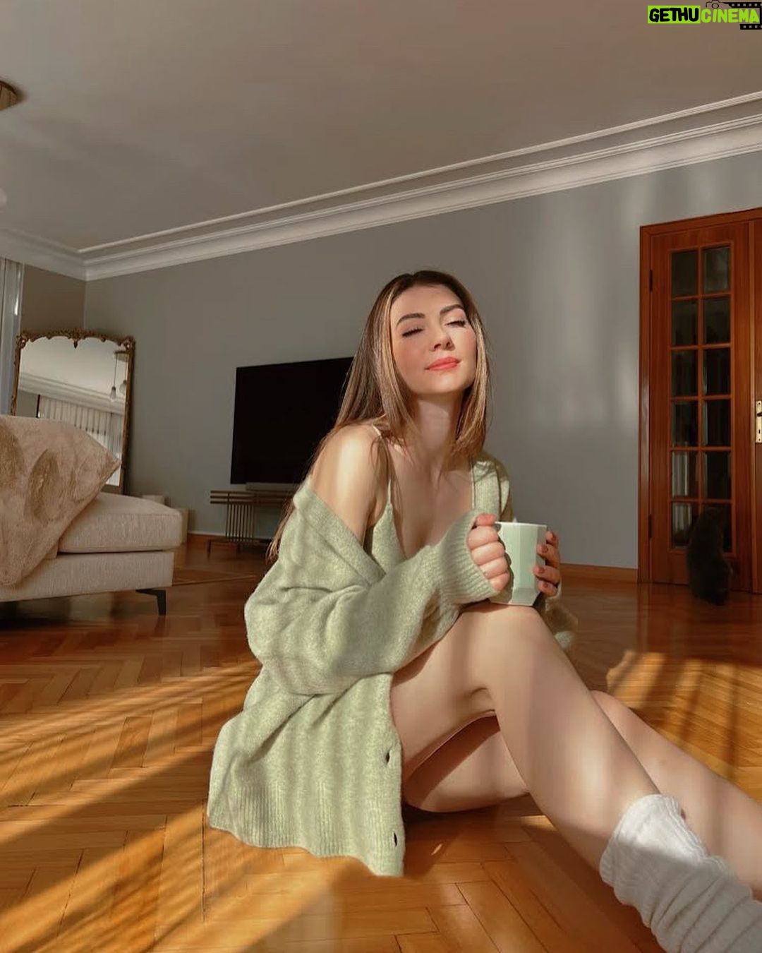 Burcu Özberk - 0.9 Million Likes -
