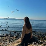Burcu Özberk Instagram - Arkada “Hayat Sevince Güzel” çalıyor. 🤍