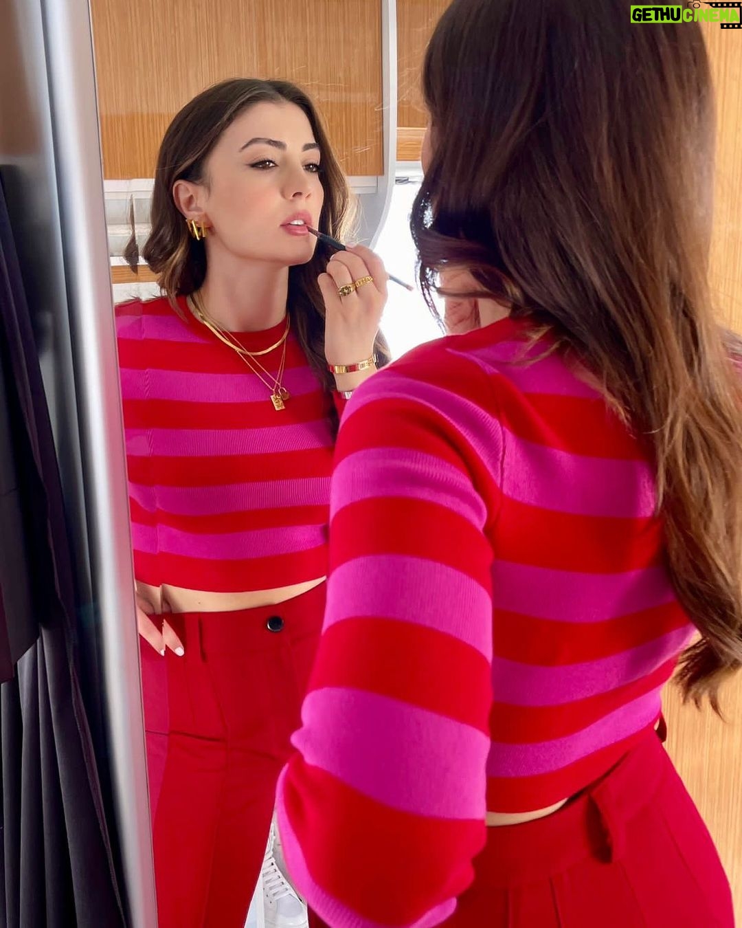 Burcu Özberk - 879.2K Likes - Hazırsak başlayalım😏