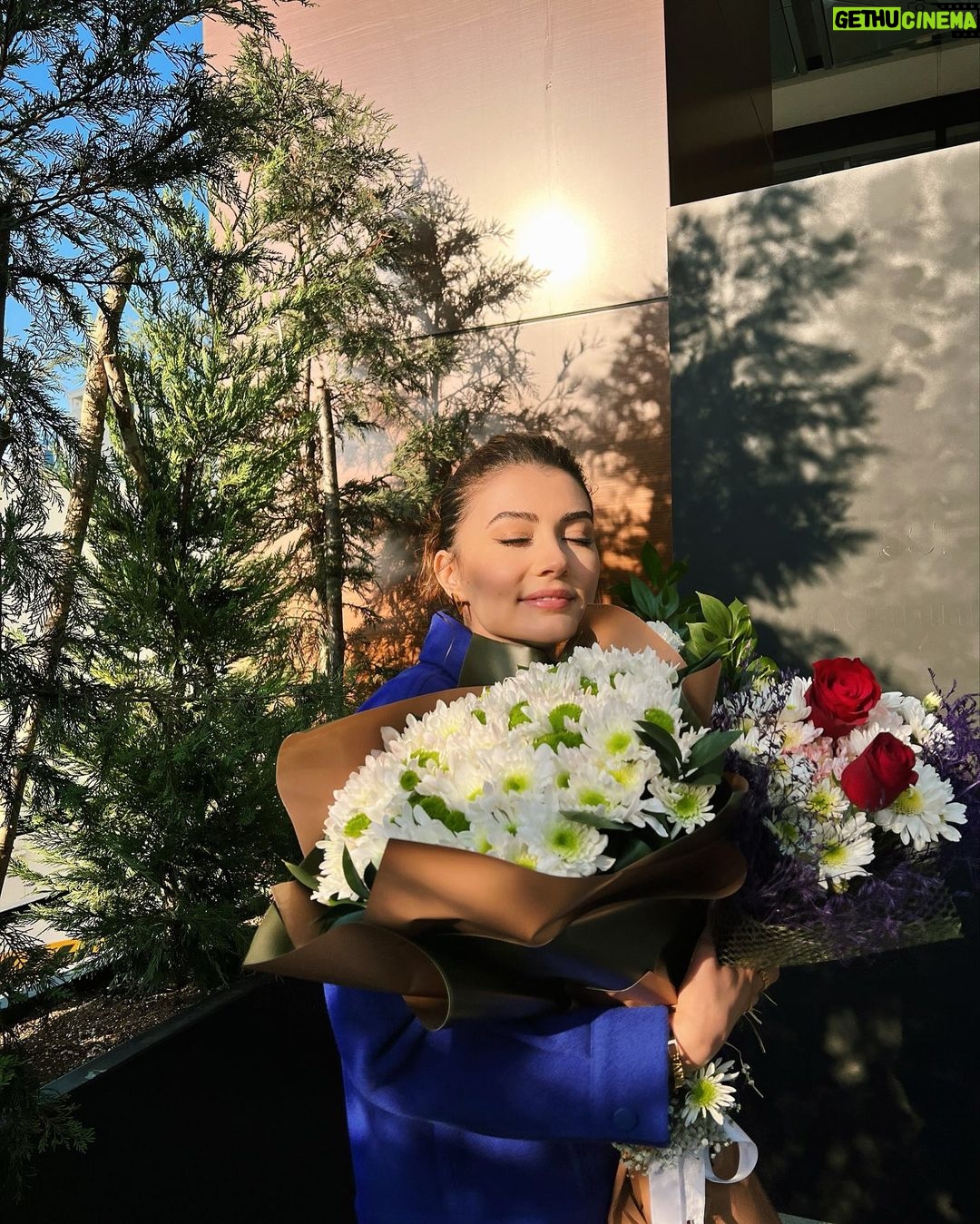 Burcu Özberk Instagram - Çiçekli bir pazar 🌺🌼🤍