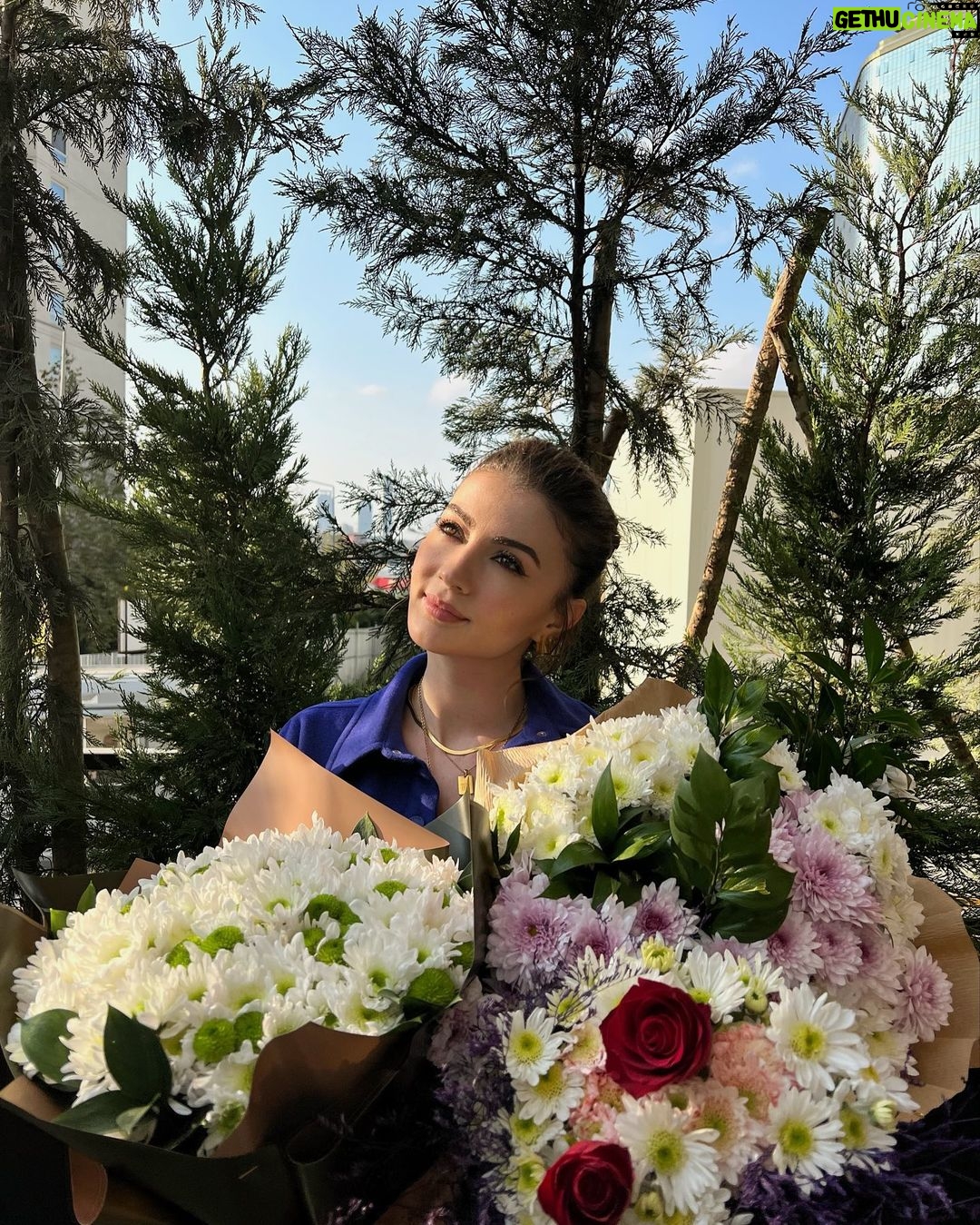 Burcu Özberk Instagram - Çiçekli bir pazar 🌺🌼🤍