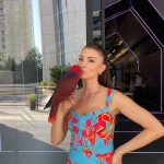 Burcu Özberk Instagram - Herkese iyi haftalar 👼🏻 Lucy🦜“Ben ne alaka?” 😅