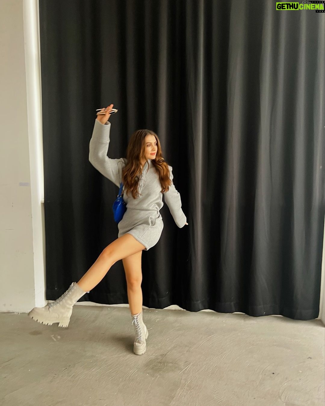 Burcu Özberk - 877.5K Likes - E daha daha nasılsınız? 🙋🏻♀️😅