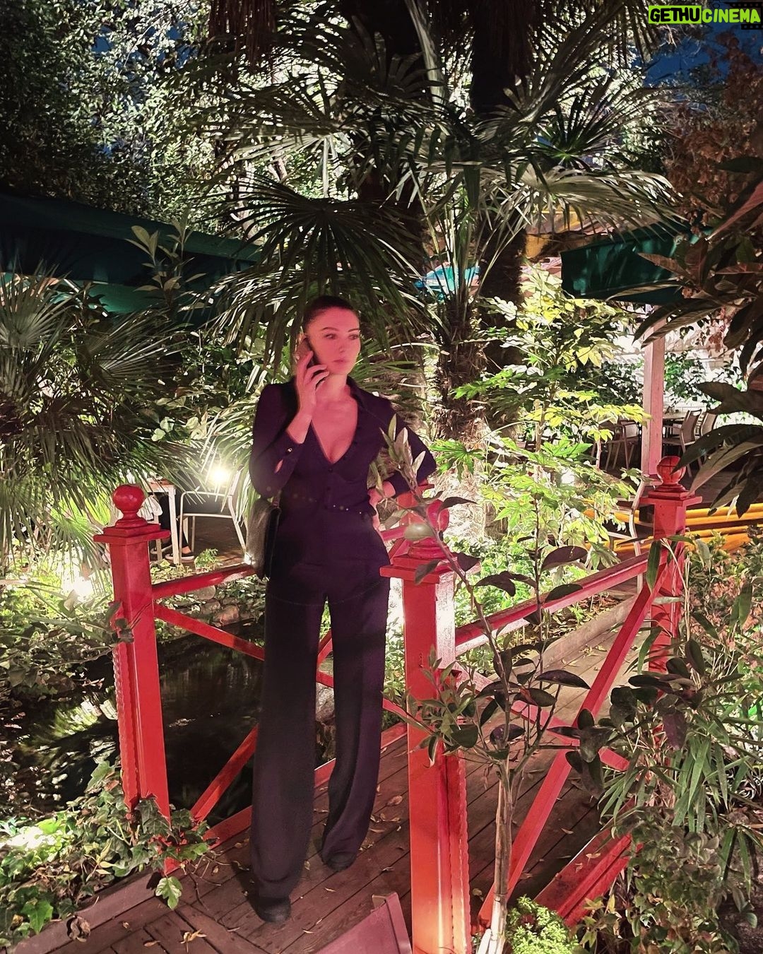 Burcu Özberk Instagram - Telefonda konuşurken yerinde duramayanlar burada mı? 🖤😬