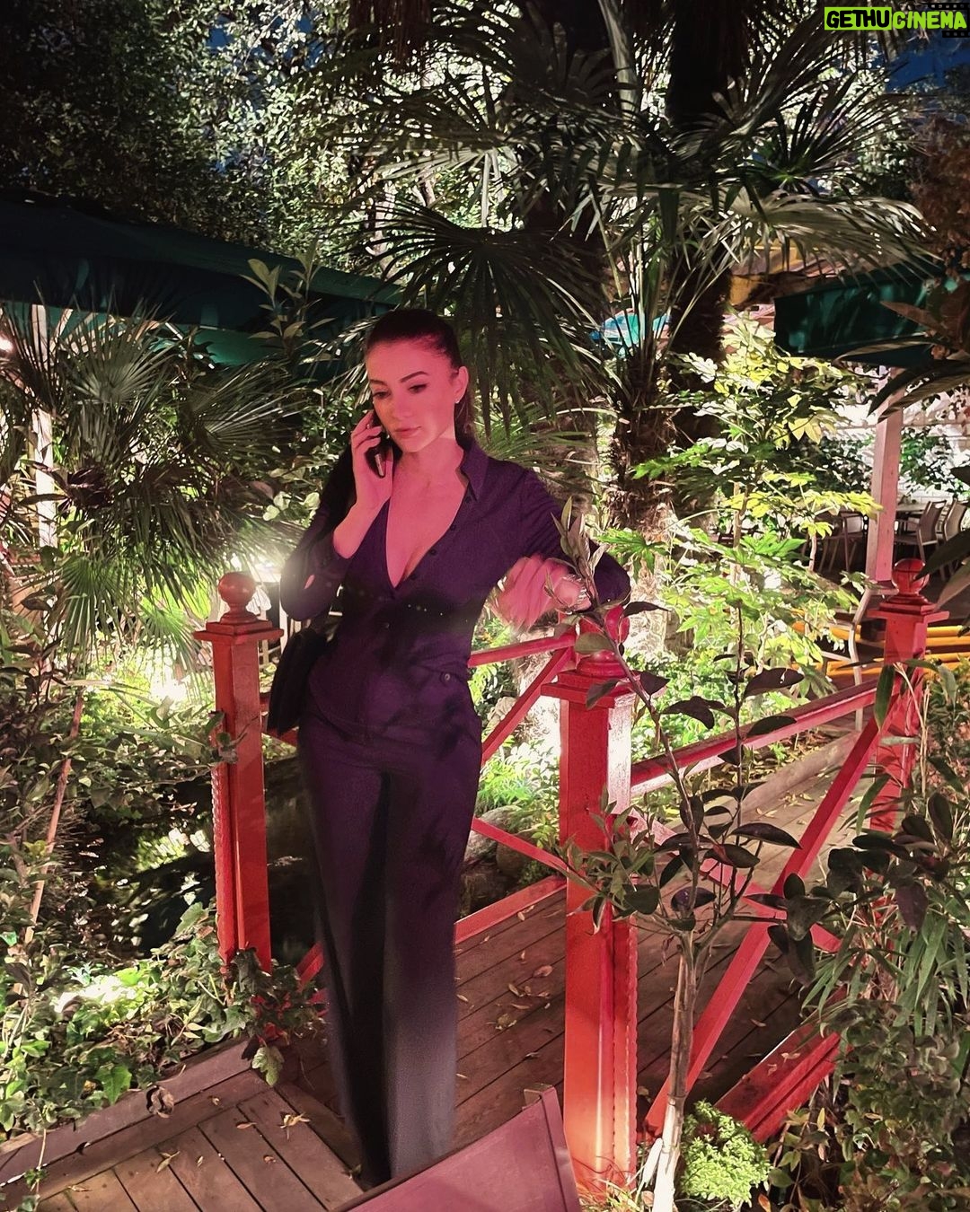 Burcu Özberk Instagram - Telefonda konuşurken yerinde duramayanlar burada mı? 🖤😬