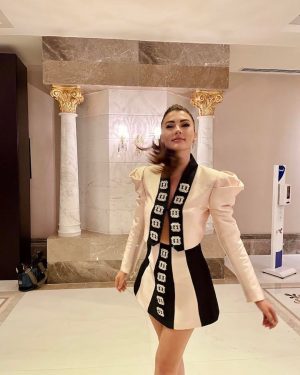 Burcu Özberk Instagram - Magazinciler derneğine bu anlamlı ödül için teşekkür ederim. 🙏🏻
Beni bu geceye hazırlayan aşkım; @parlaquestyling 
Makyajım için ;@hidayetkorkmaz_ 
Saçım için; @guneyaslanofficial 
Ayrıca; @raisavanessa ve @kismetbymilka ‘ya çok teşekkür ederim
🤍👼🏻🙏🏻