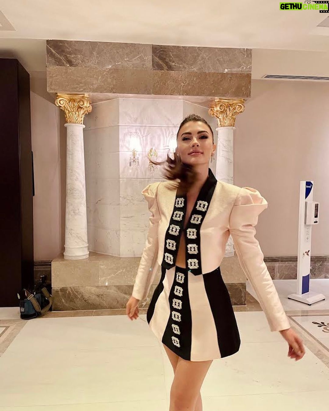 Burcu Özberk - 0.9 Million Likes - Magazinciler derneğine bu anlamlı ödül için teşekkür ederim. 🙏🏻
Beni bu geceye hazırlayan aşkım; @parlaquestyling
Makyajım için ;@hidayetkorkmaz_
Saçım için; @guneyaslanofficial
Ayrıca; @raisavanessa ve @kismetbymilka ‘ya çok teşekkür ederim
🤍👼🏻🙏🏻